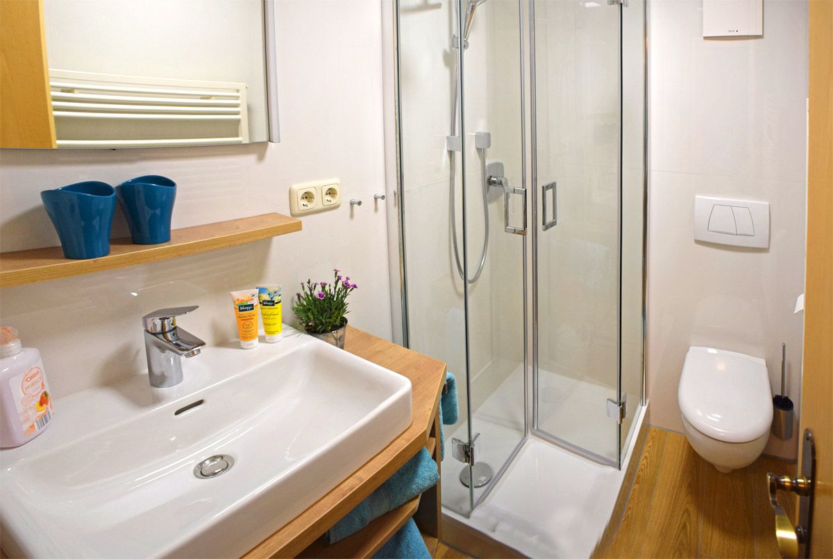 Bad mit Dusche und WC