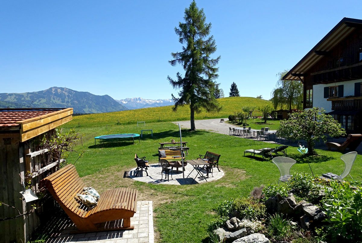 Garten mit Sitzmöglichkeiten