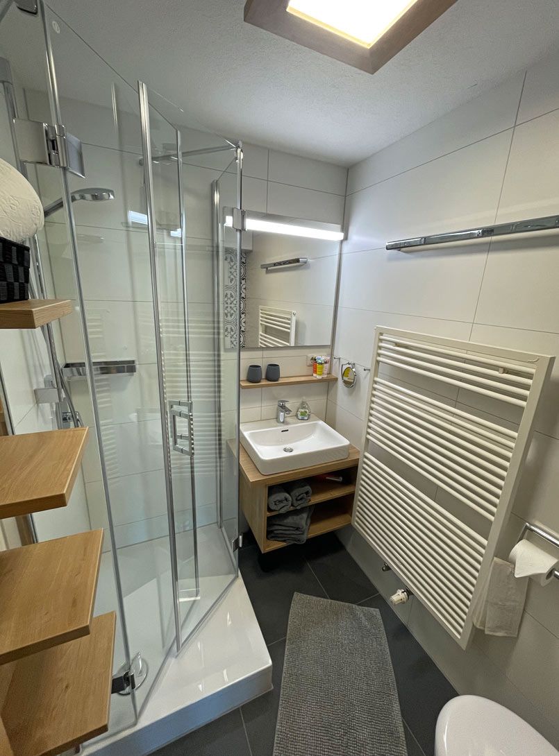 Badezimmer mit Dusche und WC