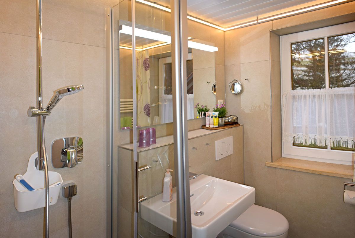 Bad mit Dusche und WC