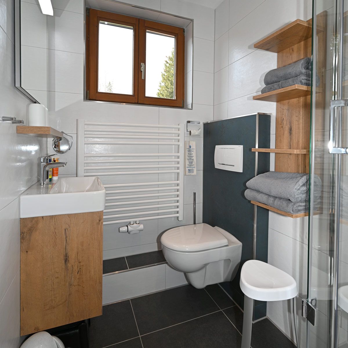 2. Badezimmer mit Dusche und WC