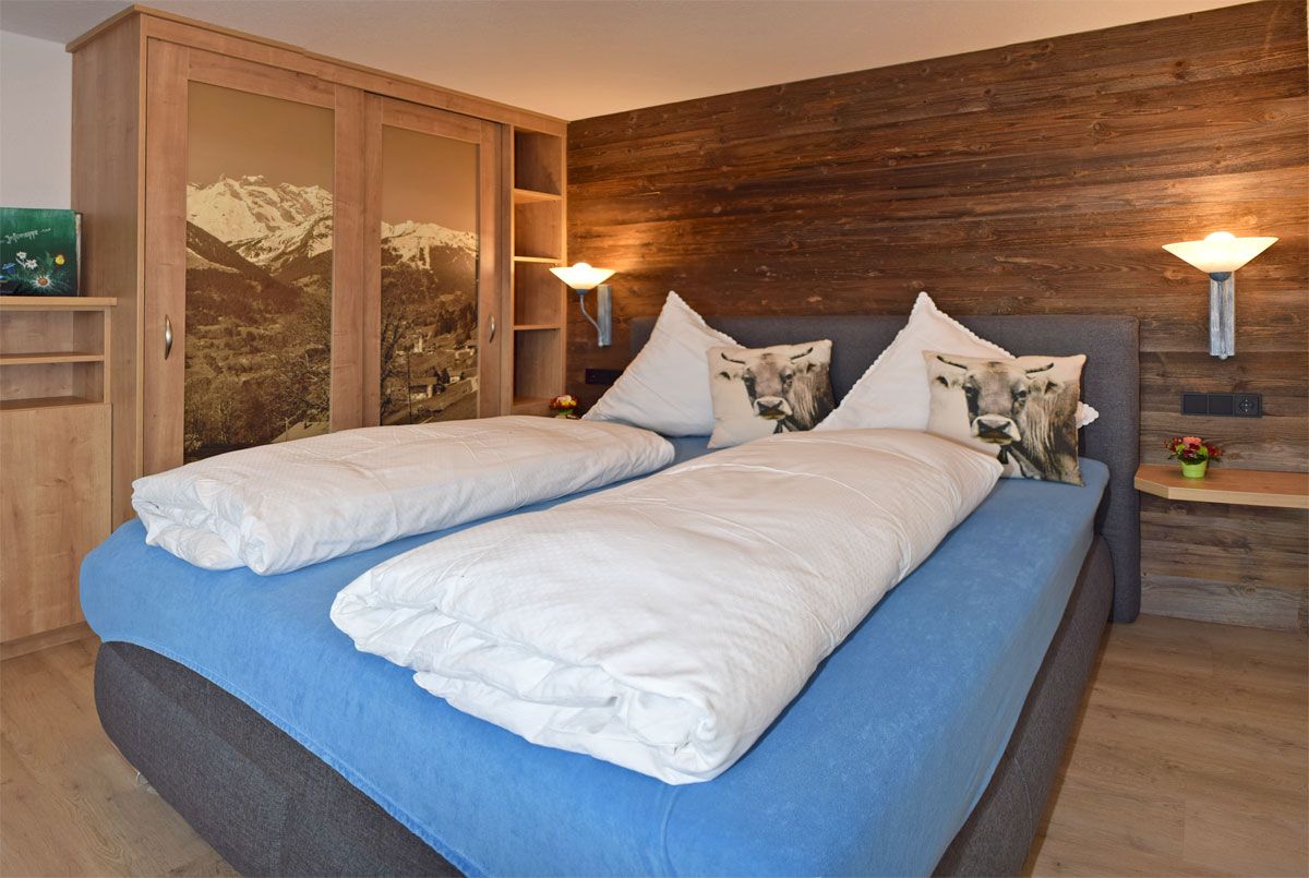 Großes Doppelbett